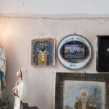 ...ed immagini e statue della Madonna e San Nicola...